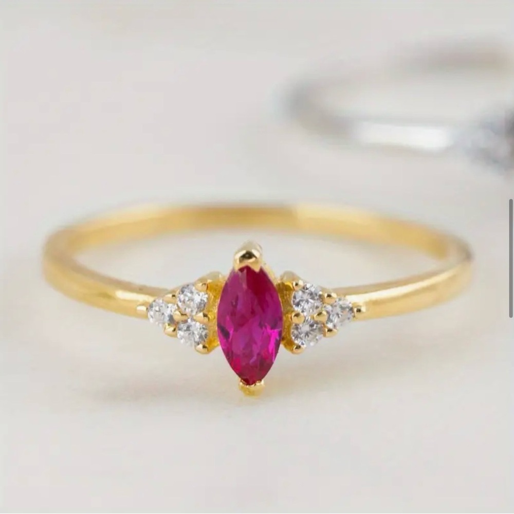 Gold Ring. Whit Fuchsia Red Pink Stone